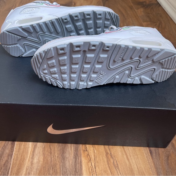 NWOB Air Max 90 ‘Swoosh Pack’ / White/Aluminum/Black/Light Green Spark / size 5Y - Picture 3 of 6
